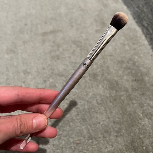 It cosmetics eyeshadow brush - Picture 1 of 5